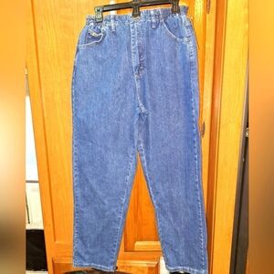 A pair of Lee's tapered leg ladies jeans in a size 12. They're NWT with no flaws